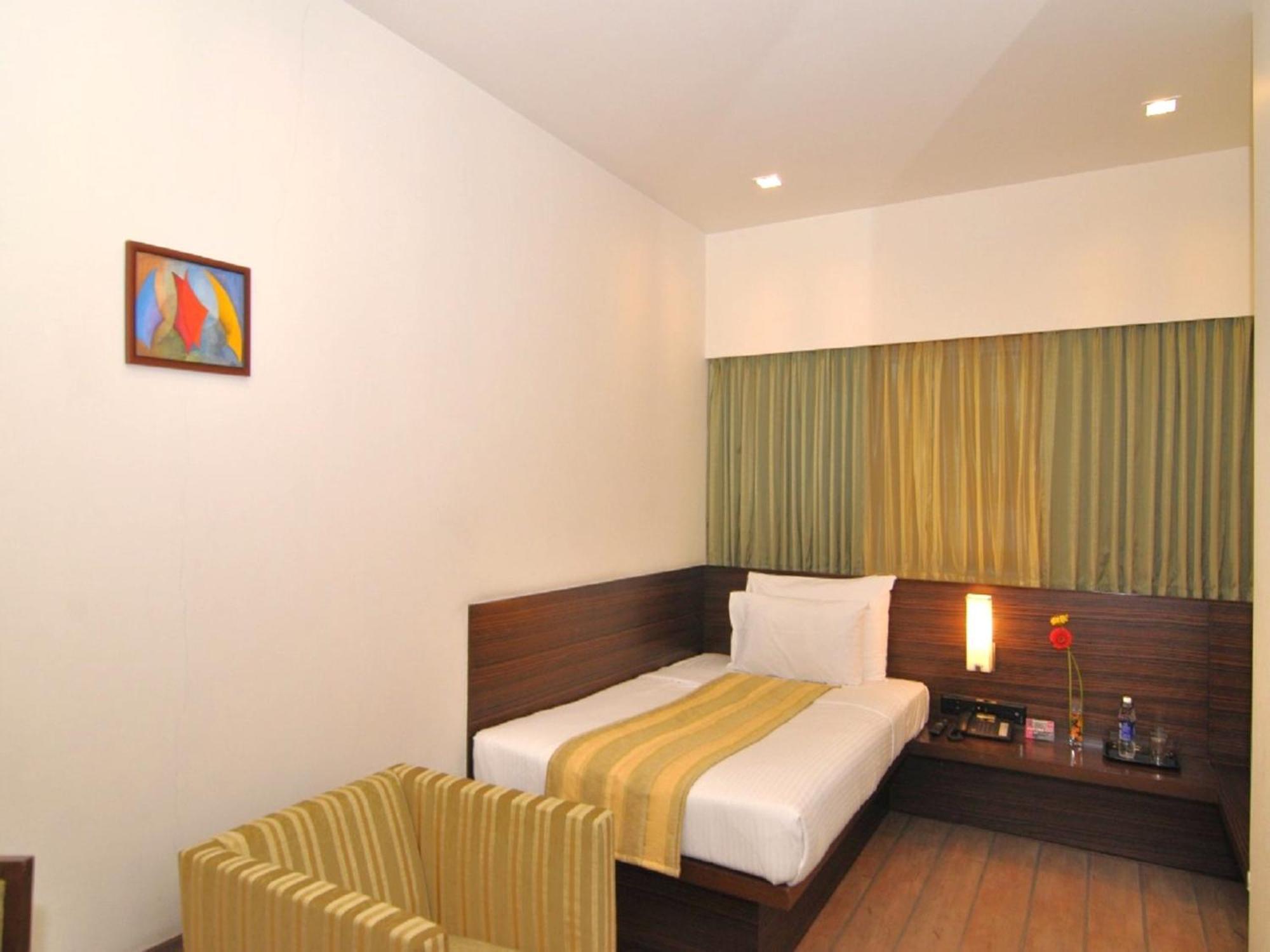 Hotel Studio Estique Pune Bagian luar foto